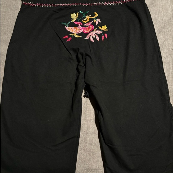 Black women’s sweat suit. - Picture 3 of 7